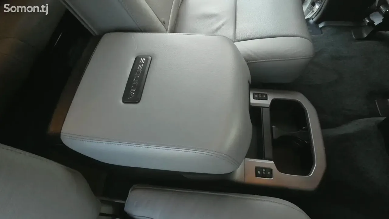 Toyota Sequoia 2018 · 5.7 AT