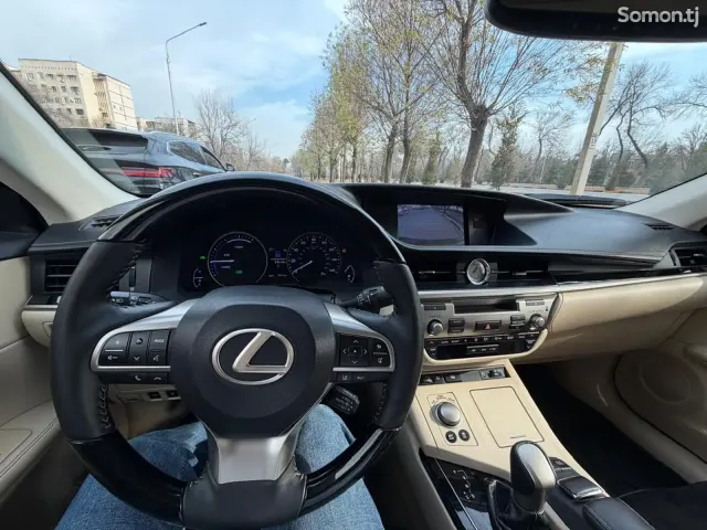 Lexus ES series 2015 · 2.5 AT