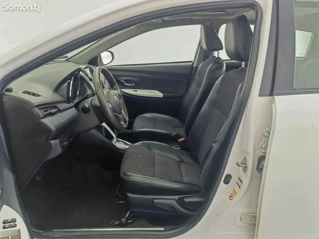 Toyota Yaris 2015 · AT