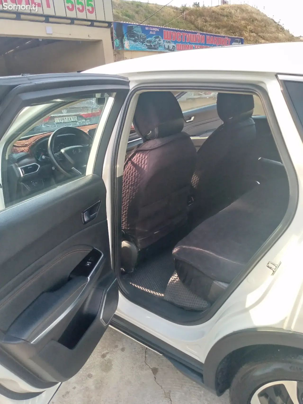 Hongqi E-HS3 2019 · AT