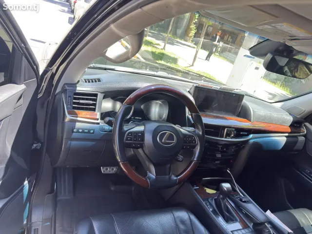 Lexus LX series 2020 · 5.7 AT