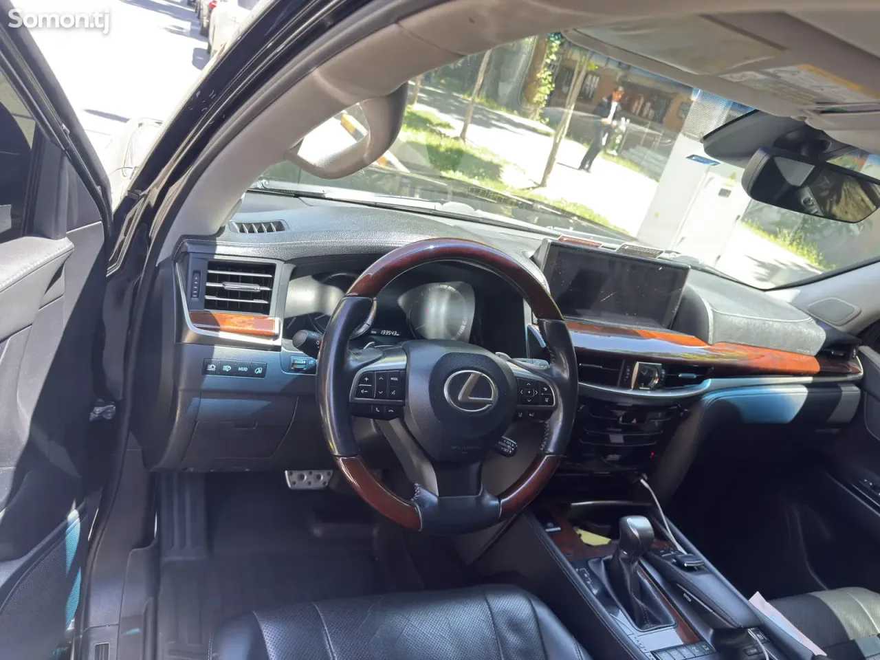 Lexus LX series 2020 · 5.7 AT