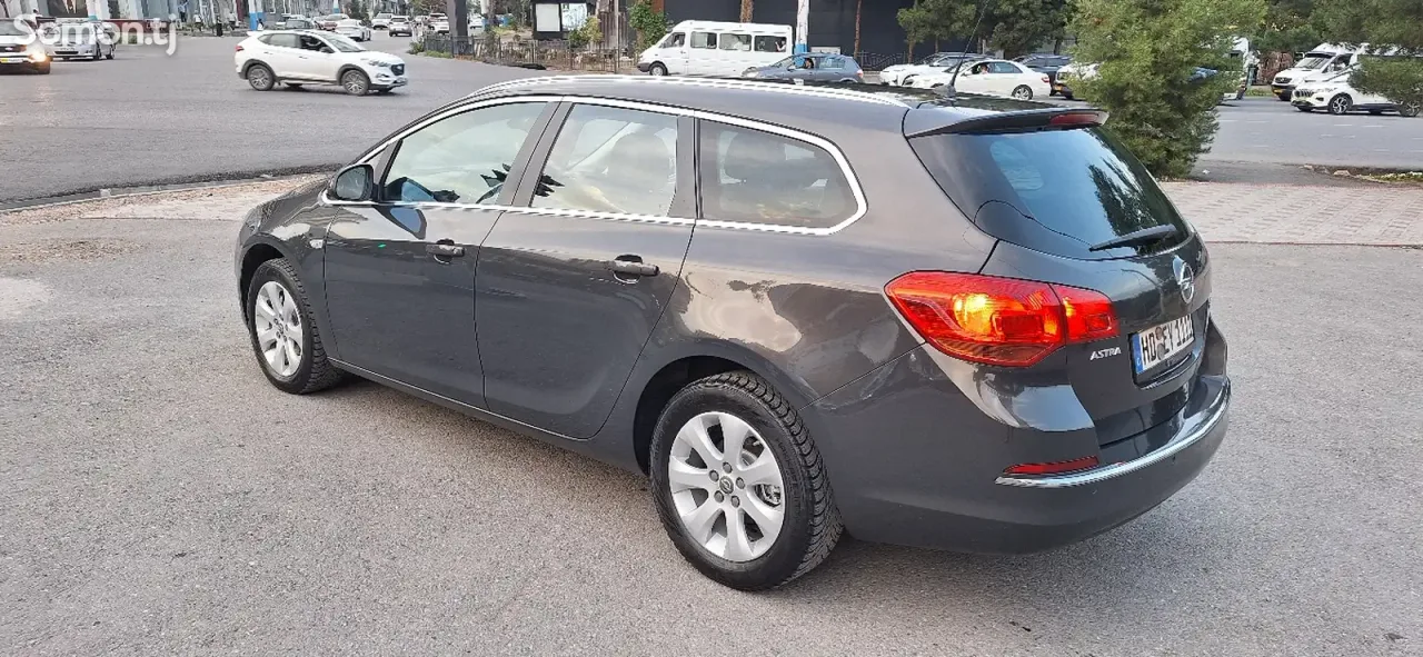 Opel Astra J 2015 · 1.4 MT