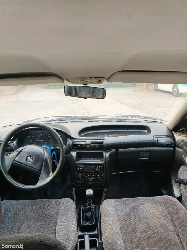 Opel Astra F 1993 · 1.6 MT