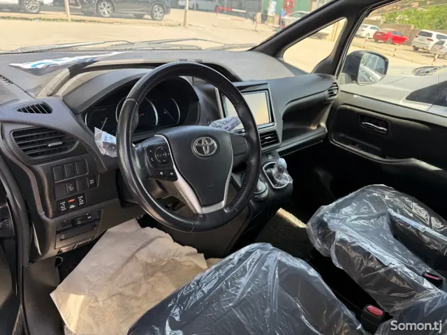 Toyota Voxy 2014 · 1.8 AT