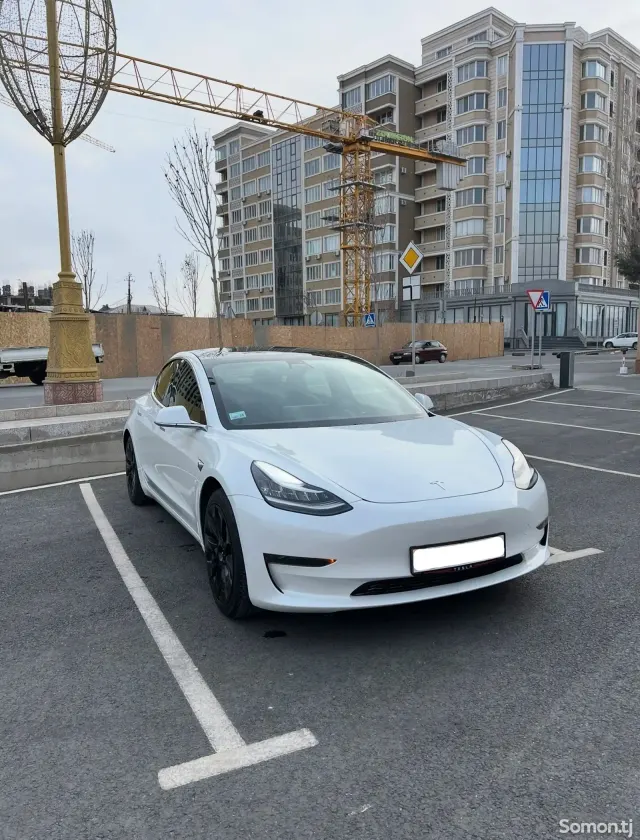 Tesla Model 3 2021 · AT
