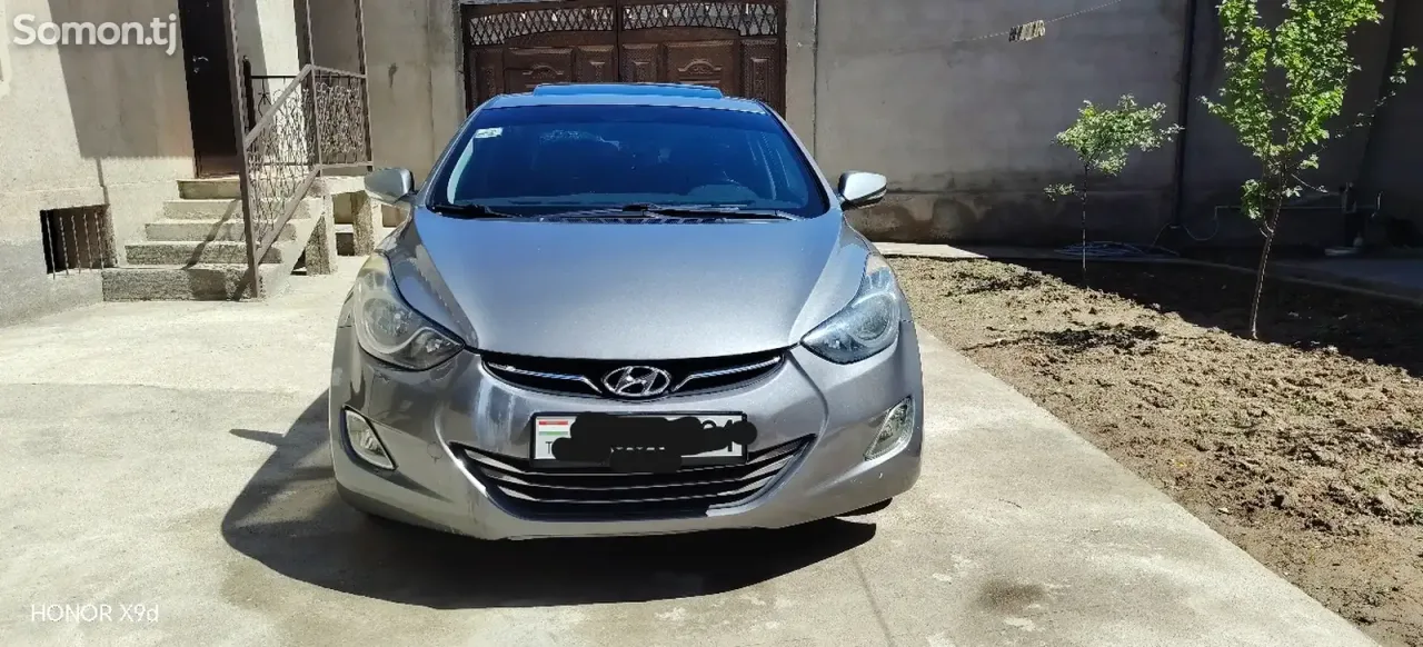 Hyundai Elantra 2013 · 1.8 AT