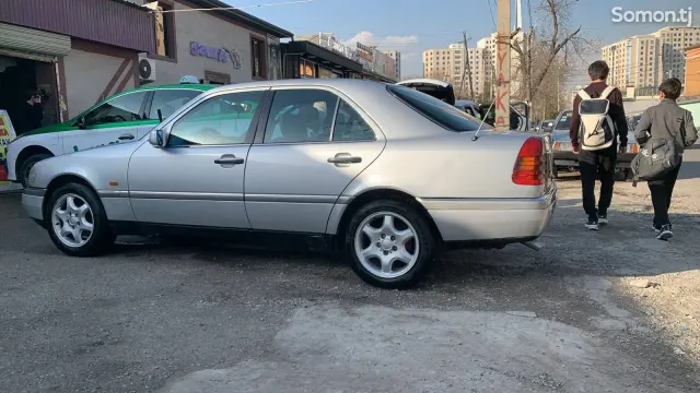 Mercedes-Benz C class 1995 · 2.2 MT