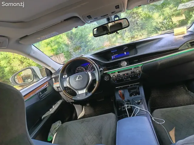 Lexus ES series 2014 · 2.5 AT