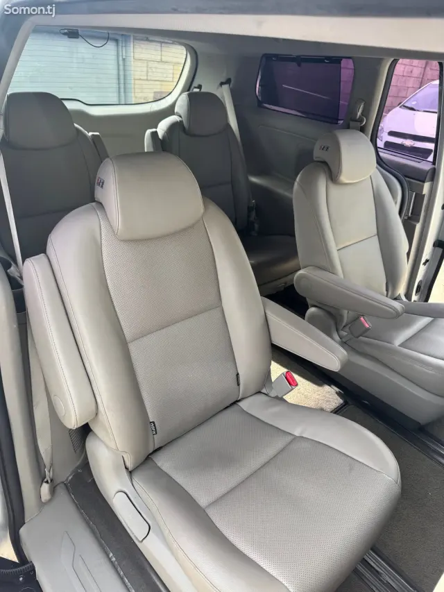 Kia Carnival 2016 · 2.2 AT