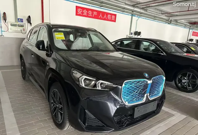 BMW iX 2025 · AT