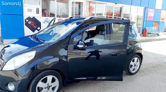 Chevrolet Spark 2011 · 1.0 AT