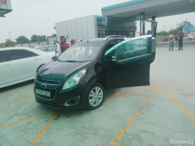 Chevrolet Spark 2015 · 1.0 AT