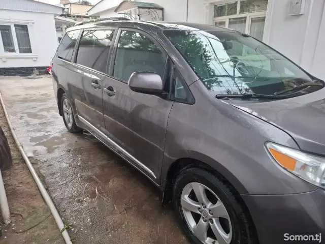 Toyota Sienna 2017 · 3.5 AT