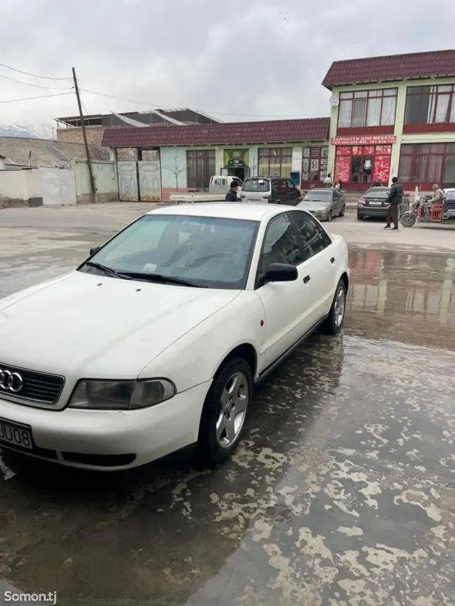 Audi A4 1995 · 1.6 MT