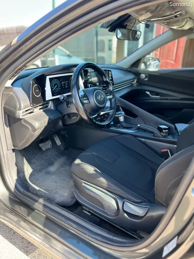 Hyundai Elantra 2023 · 2.0 AT