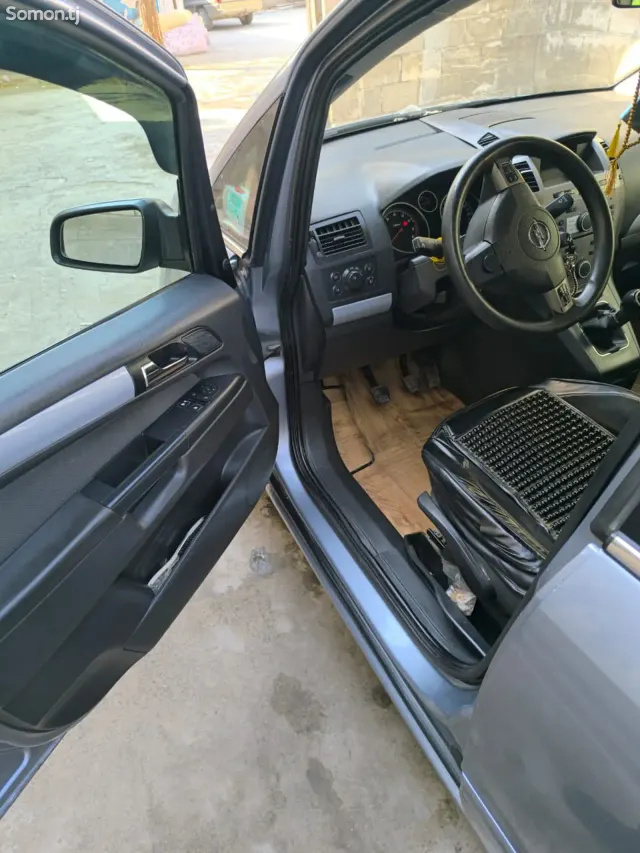 Opel Zafira 2006 · 1.6 MT