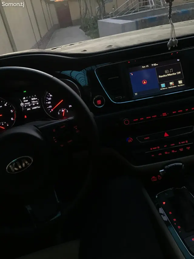 Kia Carnival 2016 · 2.2 AT