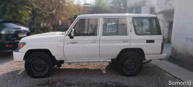 Toyota Land Cruiser 2012 · 4.2 MT