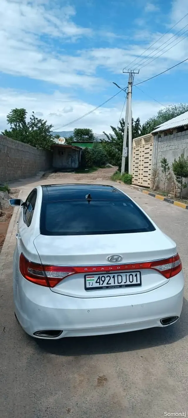 Hyundai Grandeur 2011 · 2.4 AT