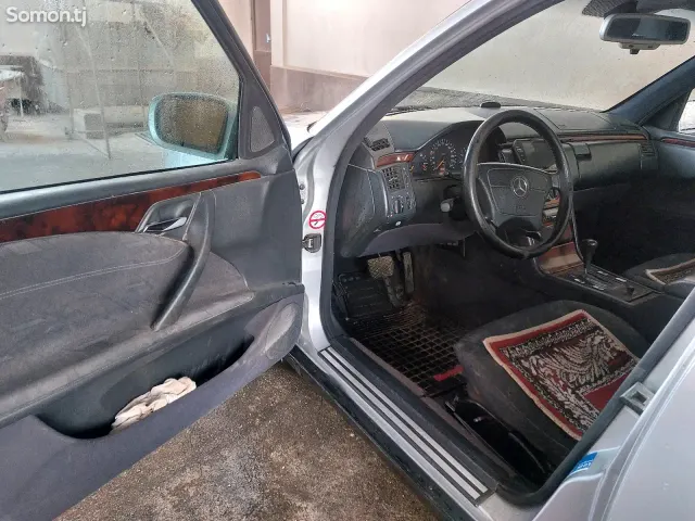 Mercedes-Benz E class 1995 · 2.0 AT