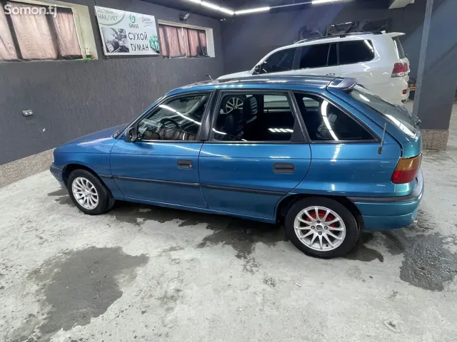 Opel Astra F 1993 · 1.6 MT