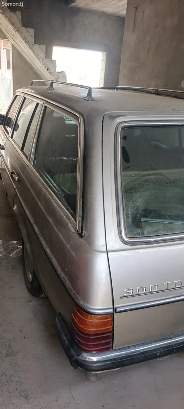 Mercedes-Benz C class 1985 · 3.0 MT