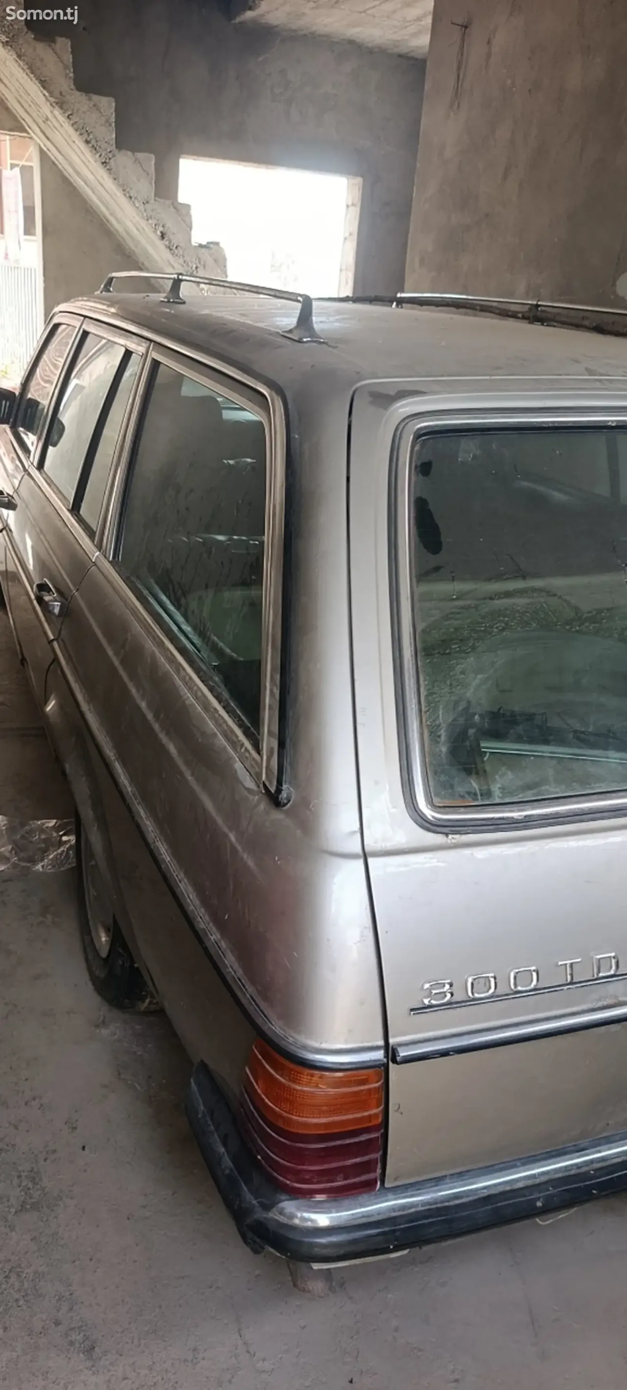 Mercedes-Benz C class 1985 · 3.0 MT