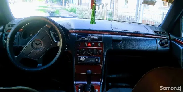 Mercedes-Benz E class 1997 · 2.2 MT