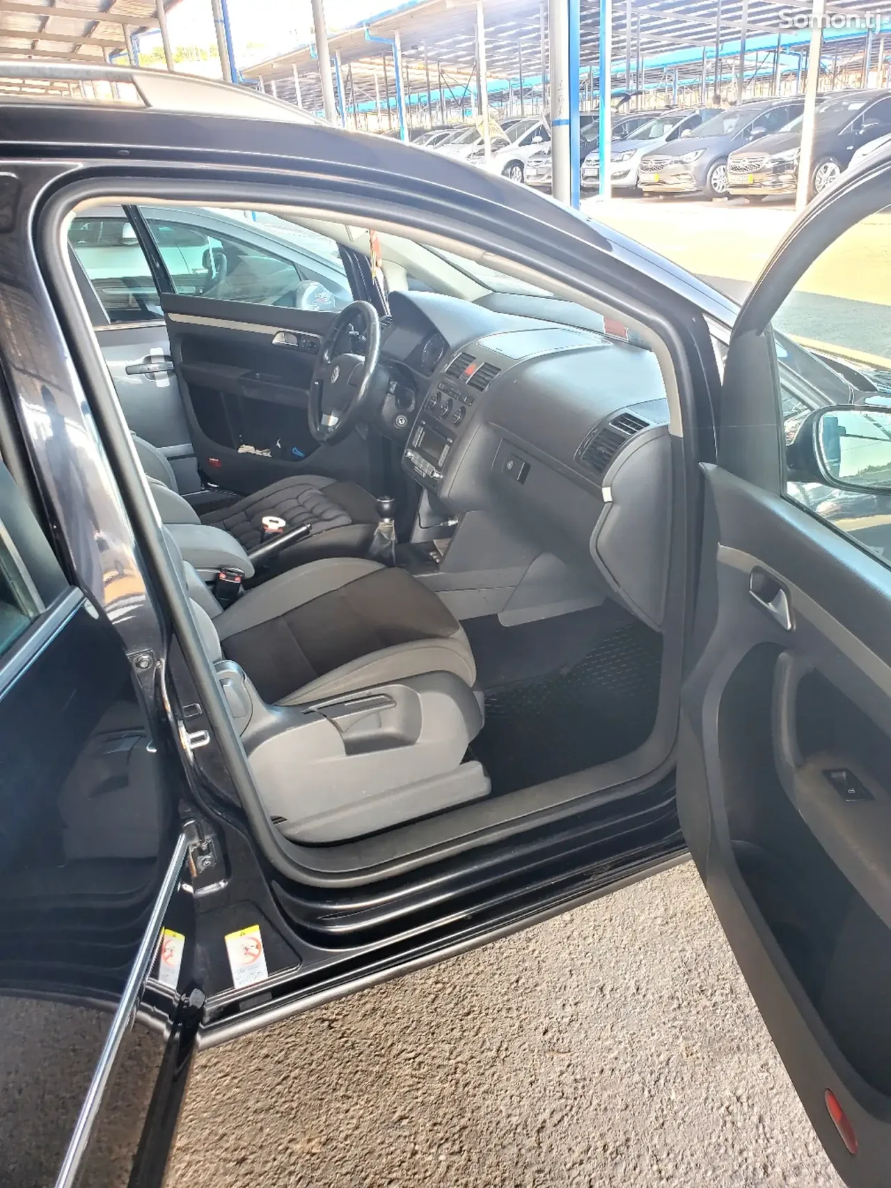 Volkswagen Touran 2007 · 1.4 MT