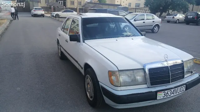 Mercedes-Benz W124 1988 · 2.0 MT