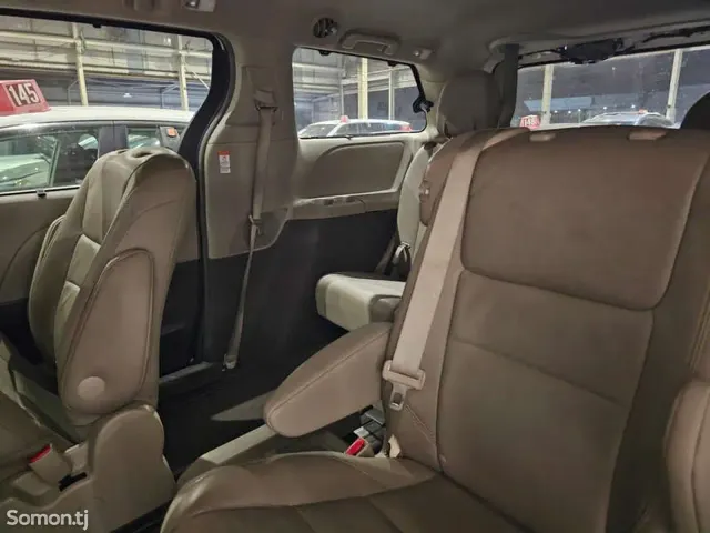 Toyota Sienna 2015 · 3.5 AT