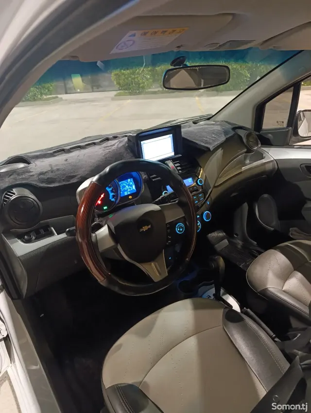Chevrolet Spark 2014 · 1.0 AT