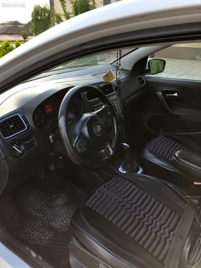 Volkswagen Polo 2013 · 1.6 AT