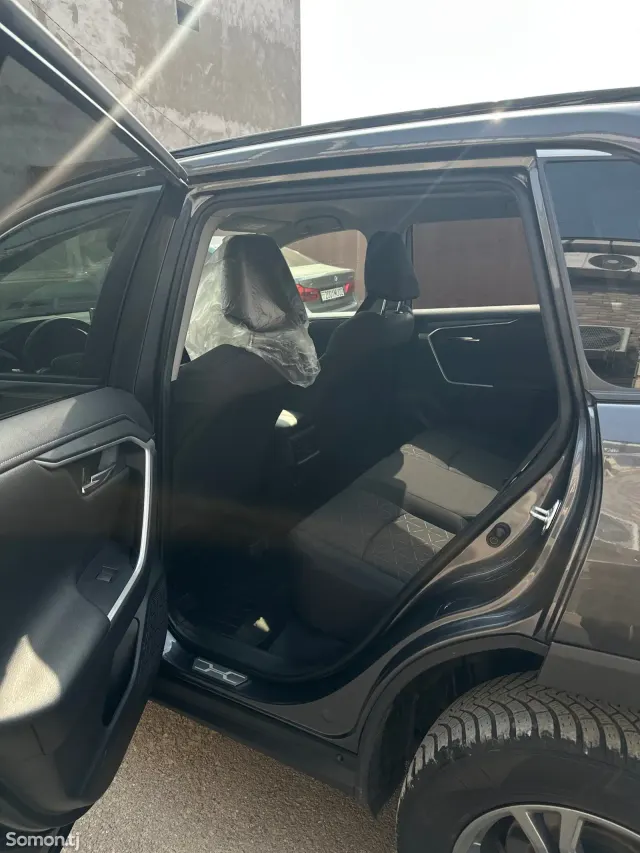 Toyota RAV 4 2021 · 2.5 MT