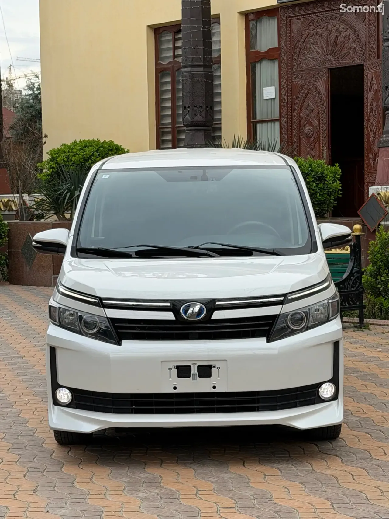 Toyota Voxy 2014 · 2.0 AT
