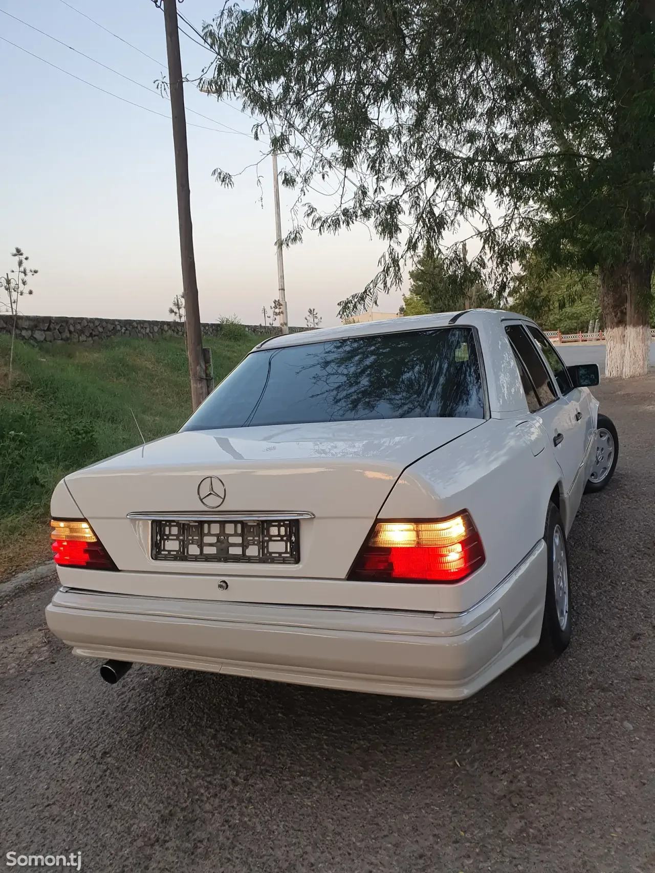 Mercedes-Benz W124 1993 · 2.5 AT