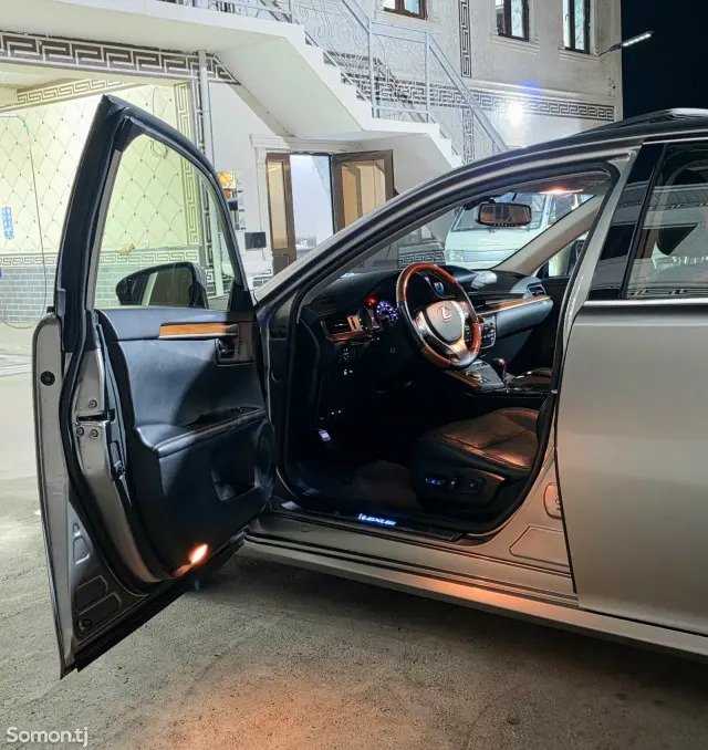 Lexus ES series 2015 · 2.5 AT