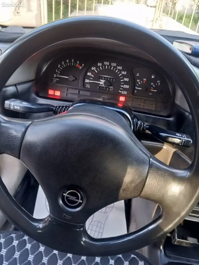 Opel Vectra A 1992 · 1.6 MT