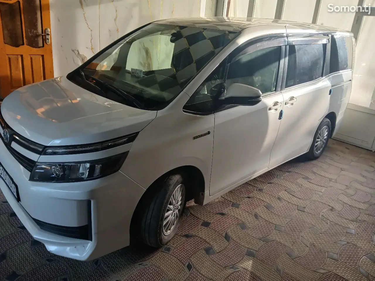 Toyota Voxy 2014 · 1.8 AT