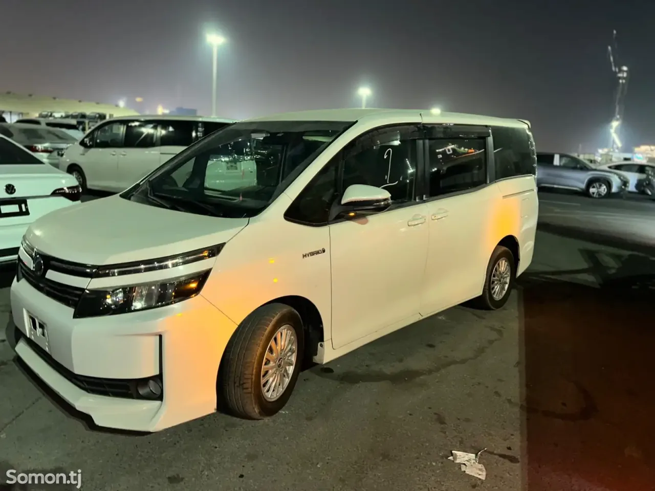 Toyota Voxy 2014 · AT