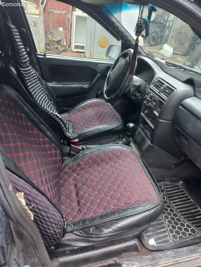 Opel Vectra A 1995 · 1.6 MT
