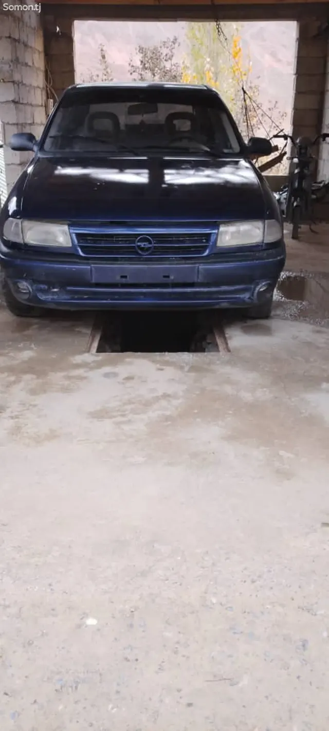 Opel Astra F 1993 · 1.6 MT