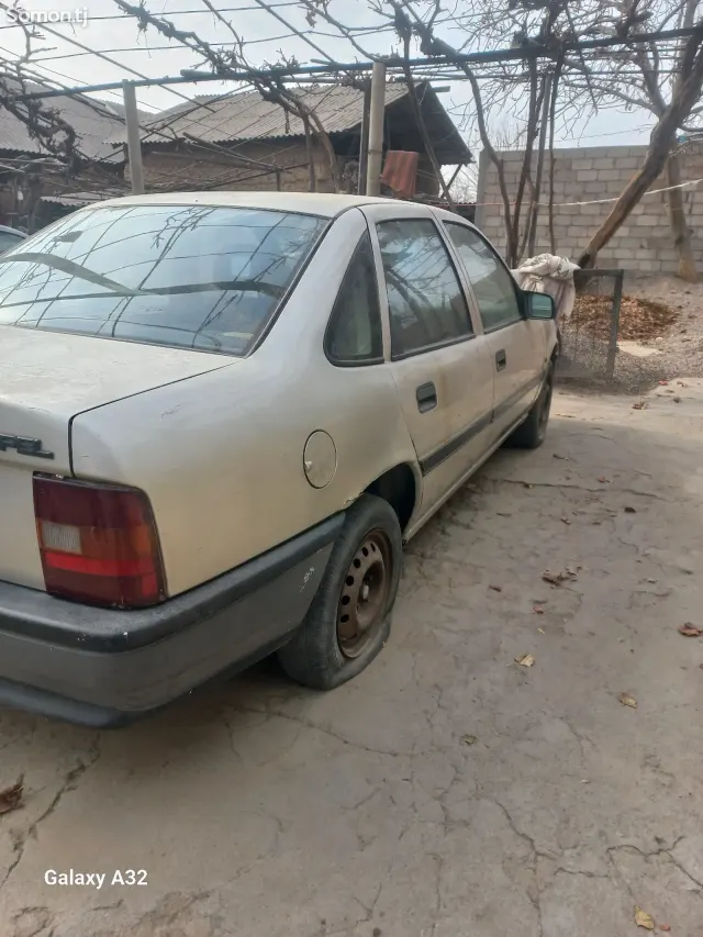 Opel Vectra A 1991 · 1.6 MT