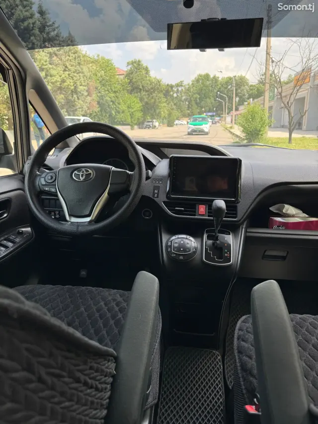 Toyota Voxy 2014 · 2.0 AT