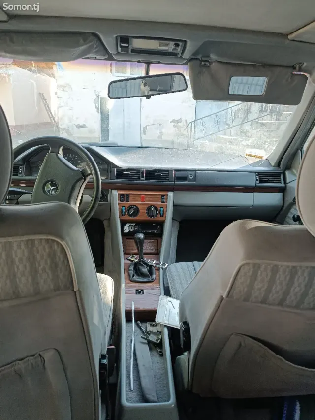 Mercedes-Benz W124 1993 · 2.0 MT