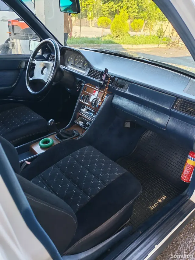 Mercedes-Benz W124 1988 · 2.5 MT