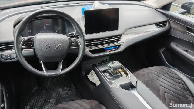 Hongqi E-QM5 2024 · AT