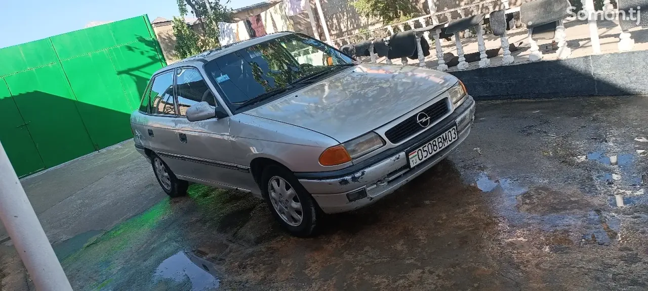 Opel Astra F 1992 · 1.6 MT