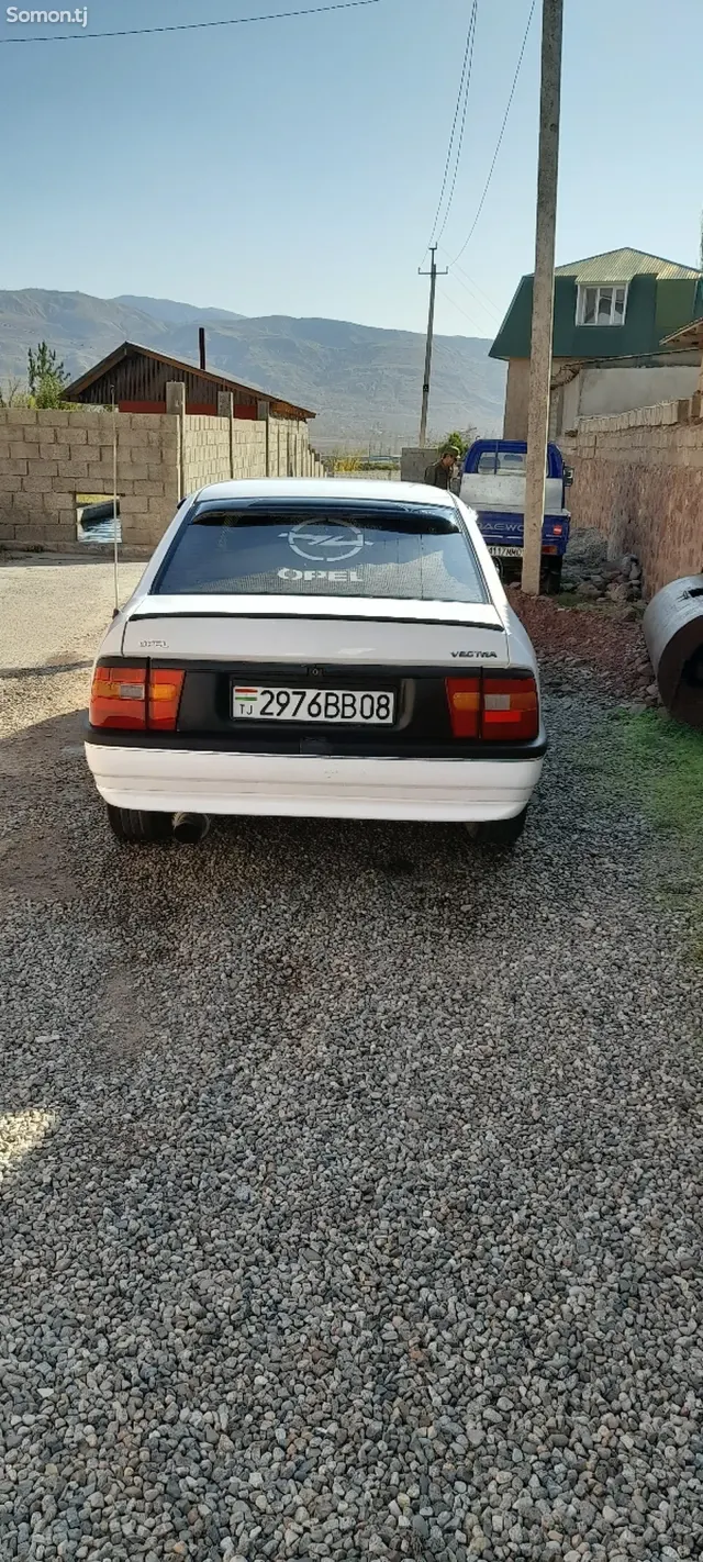 Opel Vectra A 1990 · 1.6 MT